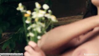 Горячая сучка Adrienn Levai с сочными сиськами демонстрирует свою фигуру на даче
