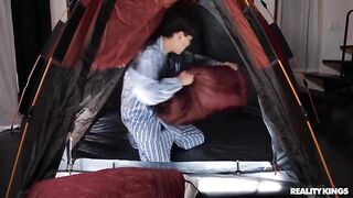 Горячая сучка Britney Amber в чужой палатке для кемпинга отсосала член беднягам