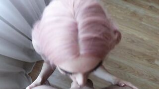 Молоденькая русская девушка с розовыми волосами стоя на коленях делает отменный горловой минет - SladkiSlivki