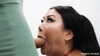 Грудастая азиатка Connie Perignon забавляется с большим хуем в туалете, хотела выйти припудрить носик а попала на секс